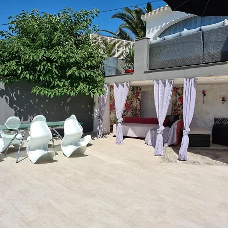 Grey House Vila