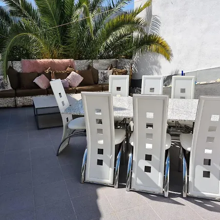 Grey House Vila