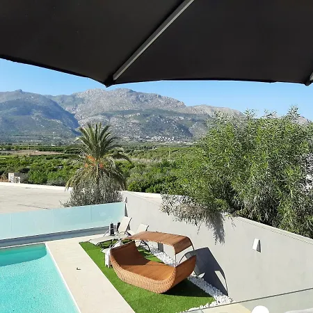 Grey House Vila